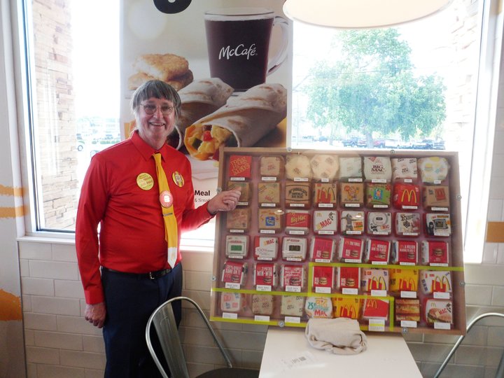 [서울=뉴시스] 지난 17일(현지시간) 미국 위스콘신주 퐁 뒤 라크에 사는 돈 고르스키가 자신의 이름이 쓰인 단골 맥도널드 가게에서 그동안 모은 맥도널드 빅맥 포장지를 보여주고 있다. (사진=기네스 세계 기록 트위터 갈무리) 2022.05.20. *재판매 및 DB 금지