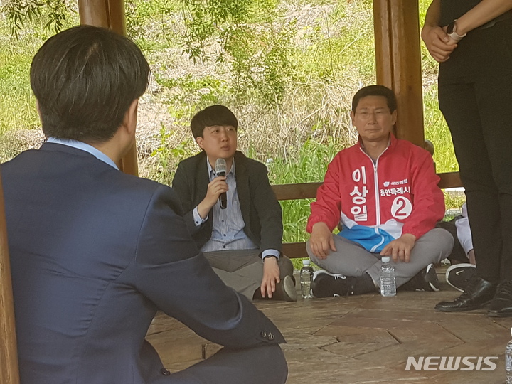 [용인=뉴시스]이준석 국민의힘 당대표와 이상일 용인시장후보가 단국대 학생들과 간담회를 가졌다.(사진=신정훈기자)