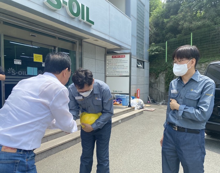 [울산=뉴시스] 구미현 기자 = 송철호 울산시장 후보가 20일 에쓰오일 폭발사고 현장을 방문해 관계자들과 인사를 나누고 있다. 2022.05.20. (후보측 제공) *재판매 및 DB 금지