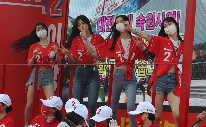[대전=뉴시스] 조명휘 기자 = 이장우 국민의힘 대전시장 후보의 유세단인 '꿀잼 유세단'이 19일 유성시장 일원 유세에서 경쾌한 율동을 선보이고 있다. 2022.05.20. photo@newsis.com *재판매 및 DB 금지