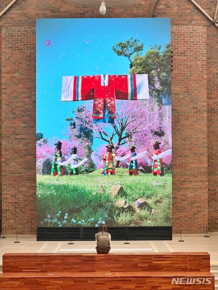 [대구=뉴시스] 이지연 기자 = 활옷과 처용을 모티브로 한 '춤추는 활옷'. (사진=국립대구박물관 제공) 2022.05.21. photo@newsis.com