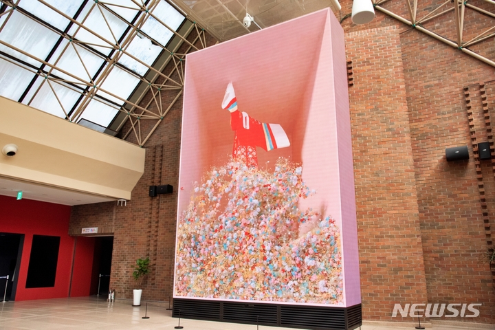 [대구=뉴시스] 이지연 기자 = 활옷을 이용해 다양한 꽃과 조화를 이루는 꽃물결을 표현한 '활옷과 꽃물결'. (사진=국립대구박물관 제공) 2022.05.21. photo@newsis.com