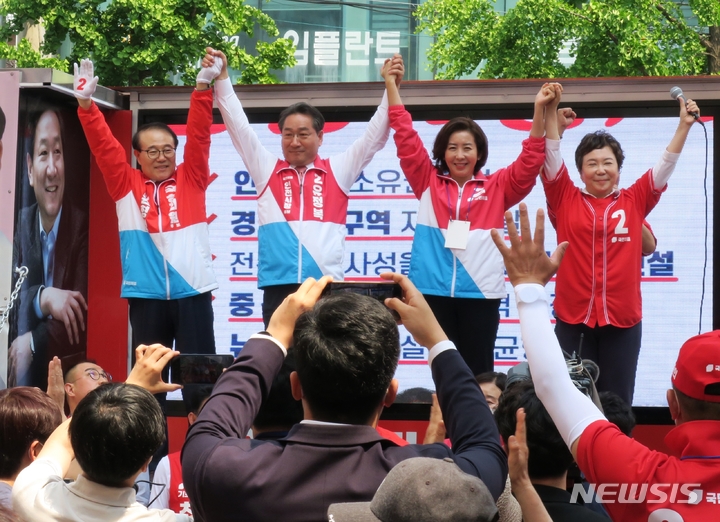 [인천=뉴시스] 김동영 기자 = (왼쪽부터) 국민의힘 계양을 국회의원 보궐선거에 출마한 윤형선 후보, 유정복 인천시장 후보, 나경원 전 의원, 정미경 최고위원이 20일 오후 인천 계양구 계양산전통시장에서 시민과 상인들에게 지지를 호소하고 있다. 2022.05.20. dy0121@newsis.com