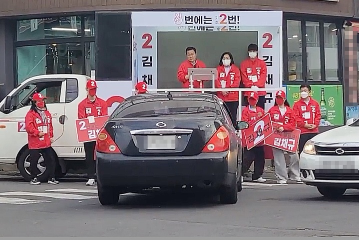 [제주=뉴시스] 지난 19일 제주시 소재 김채규 국민의힘 도의원 후보의 연설 및 대담 장소로 차량이 돌진, 선거사무원들이 피하고 있다. (사진=국민의힘 제주도당 제공) 2022.05.20. photo@newsis.com *재판매 및 DB 금지