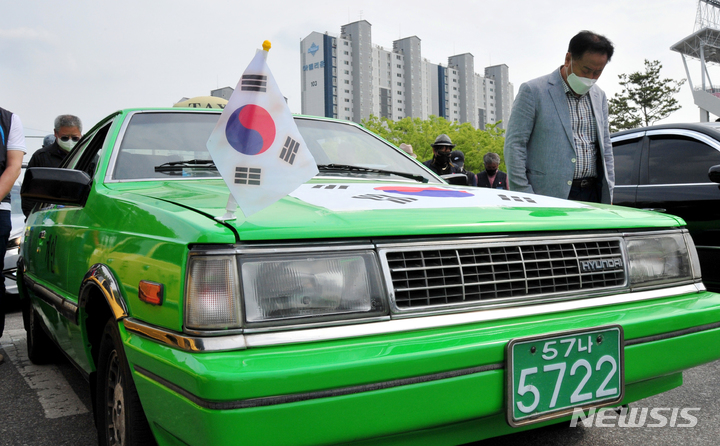 [광주=뉴시스] 이영주 기자 = 제42주년 5·18민중항쟁 민주기사의 날 기념식이 열린 20일 오후 광주 북구 무등경기장 앞에서 기념식에 참여한 택시기사가 묵념하고 있다. 2022.05.20. leeyj2578@newsis.com