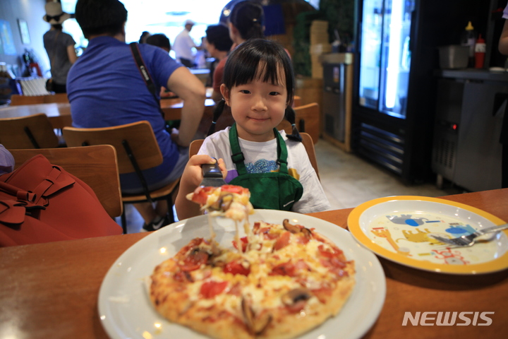 [서울=뉴시스]남이섬, 화덕피자 만들기 체험
