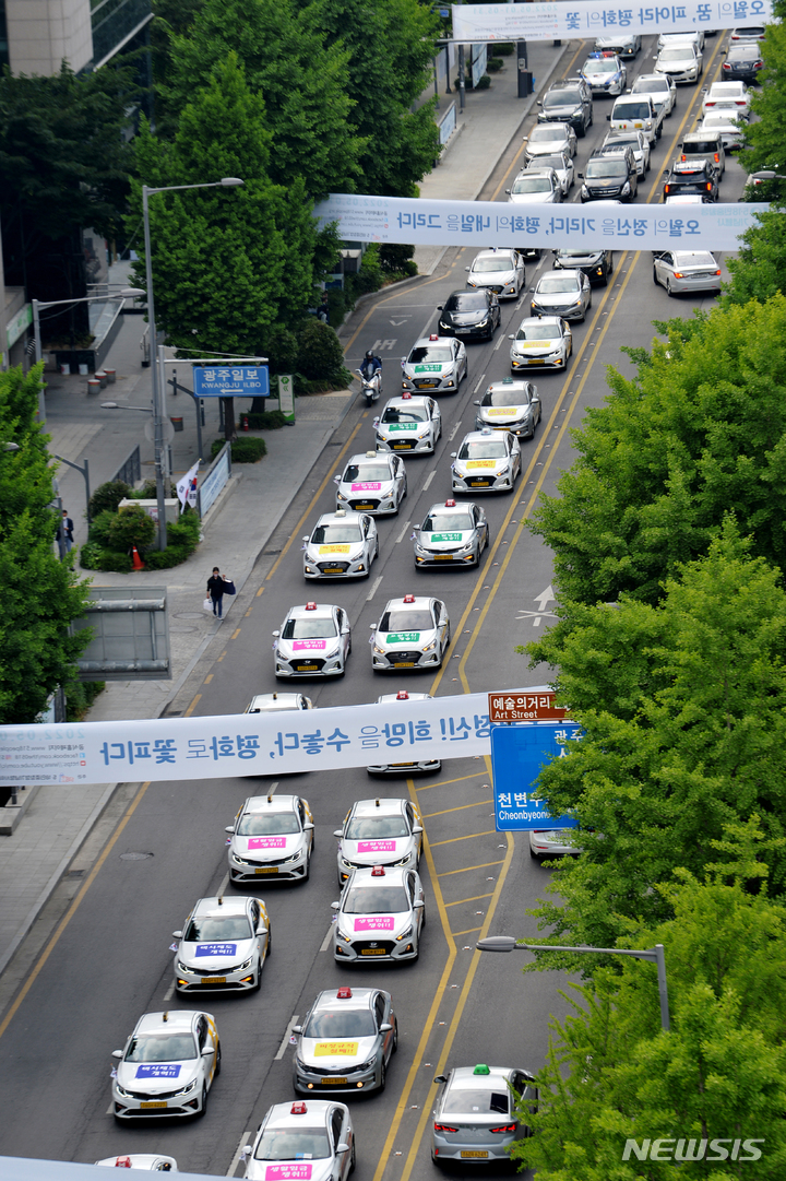 [광주=뉴시스] 이영주 기자 = 제42주년 5·18민중항쟁 민주기사의 날 기념식이 열린 20일 오후 광주 동구 금남로에서 1980년 5월 20일 당시 진행된 차량시위가 재연되고 있다. leeyj2578@newsis.com