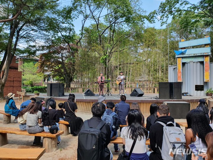 [서울=뉴시스]남이섬, 주말공연 즐기는 관광객들.