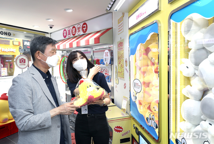 [서울=뉴시스]지난 20일 U+언택트스토어를 방문한 황현식 사장이 LG유플러스의 캐릭터인 무너로 꾸며진 '캐릭터존'을 이용하고 있는 모습. (사진=LG유플러스 제공)
