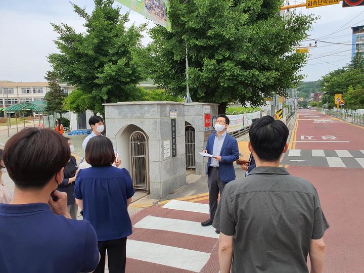 20일 경남 밀양 밀주초등학교에서 교육부, 경남교육청, 밀양교육지원청, 학교 등 관계자들이 통학로 안전점검을 하고 있다.(사진=경남교육청 제공) 2022.05.20. *재판매 및 DB 금지
