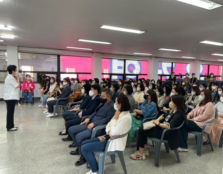 충북어린이집연합회(회장 윤비룡) 회원 200여 명이 20일 윤 후보 캠프에서 지지를 선언하고 있다.2022.05.20.kipoi@newsis.com *재판매 및 DB 금지