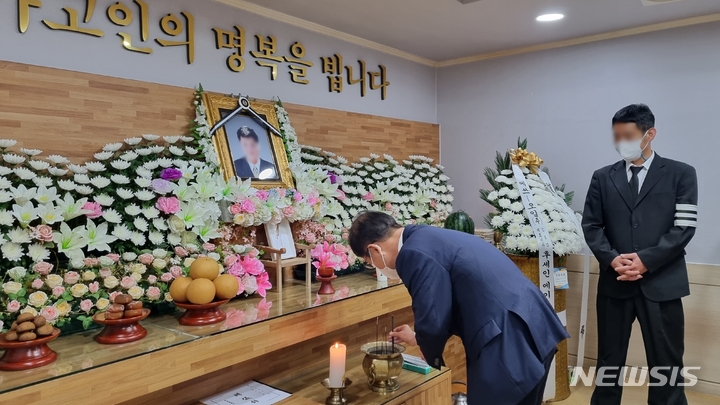 [울산=뉴시스] 박수지 기자 =울산시 울주군 온산읍 에쓰오일 울산공장에서 폭발·화재 사고가 발생한 가운데 이정식 고용노동부 장관이 20일 오후 사고로 사망한 근로자의 빈소를 찾아 조문하고 있다. parksj@newsis.com