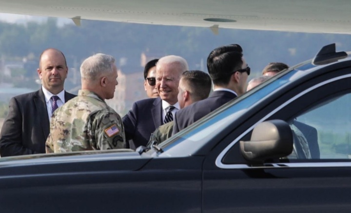 [서울=뉴시스] 바이든 대통령 맞이하는 폴 라캐머라 주한미군 사령관. 2022.05.20. (사진=주한미군 제공) *재판매 및 DB 금지