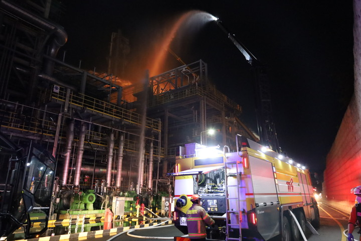 [서울=뉴시스] 권창회 기자 = 지난해 5월 19일 오후 울산시 울주군 온산공단 S-OIL(에쓰오일) 공장에서 폭발·화재 사고가 발생해 소방당국이 진화 작업을 벌이고 있다. (사진=소방청 제공) 2022.05.20. photo@newsis.com *재판매 및 DB 금지