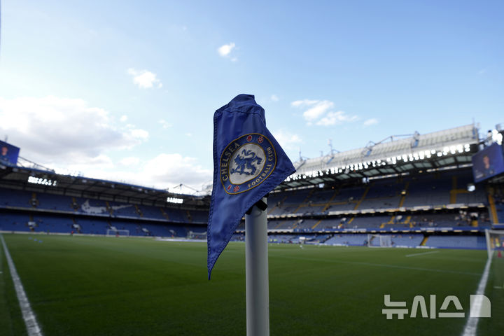 [런던=AP/뉴시스] 잉글랜드 프로축구 프리미어리그(EPL) 첼시 엠블럼 깃발. 2022.05.19.