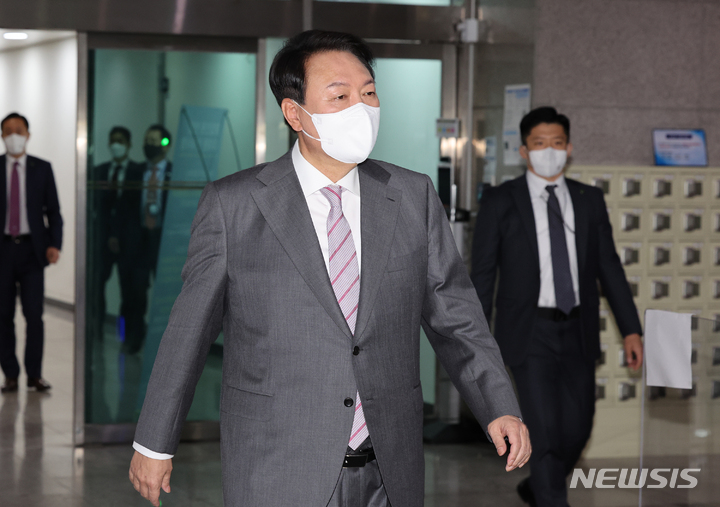 [서울=뉴시스] 전신 기자 = 윤석열 대통령이 지난 20일 서울 용산 대통령실 청사로 출근하고 있다. (대통령실통신사진기자단) 2022.05.20. photo1006@newsis.com