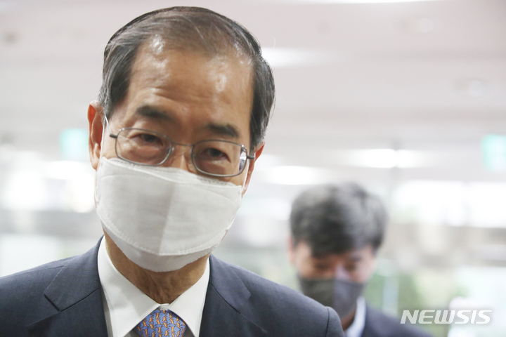 [서울=뉴시스] 김명원 기자 = 국무총리 후보자의 국회 임명동의안 표결을 앞두고 한덕수 국무총리 후보자가 20일 오전 서울 종로구 국회 인사청문회 준비단 사무실이 마련된 한국생상선본부에 출근하고 있다. 2022.05.20. kmx1105@newsis.com