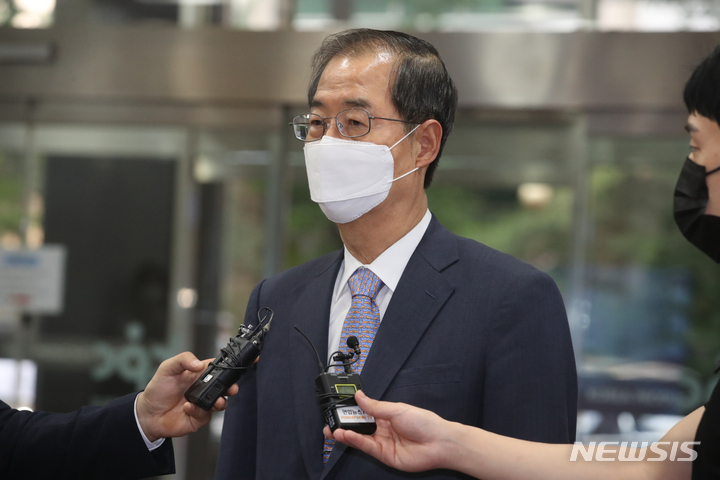 [서울=뉴시스] 김명원 기자 = 국무총리 후보자의 국회 임명동의안 표결을 앞두고 한덕수 국무총리 후보자가 20일 오전 서울 종로구 국회 인사청문회 준비단 사무실이 마련된 한국생상선본부에 출근하며 기자들의 질문에 답하고 있다. 2022.05.20. kmx1105@newsis.com