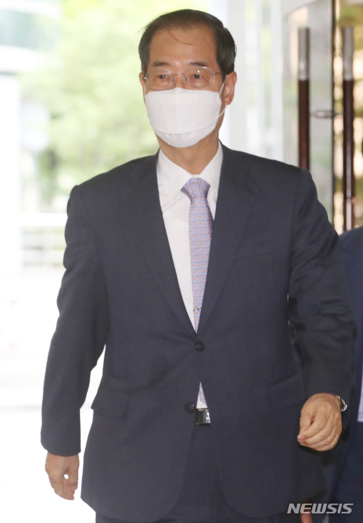 [서울=뉴시스] 김명원 기자 = 국무총리 후보자의 국회 임명동의안 표결을 앞두고 한덕수 국무총리 후보자가 20일 오전 서울 종로구 국회 인사청문회 준비단 사무실이 마련된 한국생상선본부에 출근하고 있다. 2022.05.20. kmx1105@newsis.com