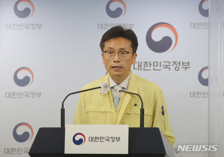 [서울=뉴시스] 김명원 기자 = 김헌주 중앙방역대책본부 제1부본부장(질병관리청 차장)이 20일 오전 서울 종로구 정부서울청사에서 포스트 오미크론 격리의무 전환 관련해 향후계획 브리핑을 하고 있다. 이날 김헌주 차장은 현재의 격리의무를 당분간 유지하되 격리의무의 자율격리로의 전환 관련하여 4주 후에 유행상황을 재평가하기로 했다고 밝혔다. 2022.05.20. kmx1105@newsis.com