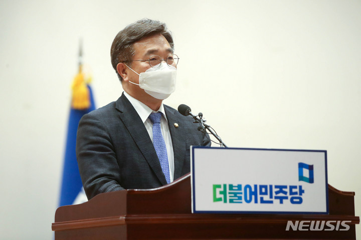 [서울=뉴시스] 김선웅 기자 = 윤호중 더불어민주당 공동비상대책위원장이 20일 오후 서울 여의도 국회 의원회관에서 열린 더불어민주당 의원총회에서 발언하고 있다. 2022.05.20. mangusta@newsis.com