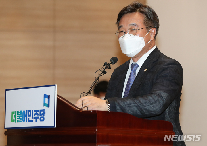 [서울=뉴시스] 김선웅 기자 = 윤호중 더불어민주당 비상대책위원장이 20일 서울 여의도 국회 의원회관에서 열린 의원총회에서 모두발언을 하고 있다. (공동취재사진) 2022.05.20. photo@newsis.com