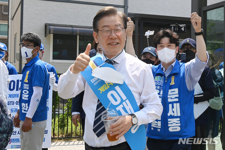 [인천=뉴시스] 국회사진기자단 = 이재명 더불어민주당 총괄선대위원장(인천 계양을 국회의원 후보)이 20일 인천 계양구 귤현동 일대를 돌며 유세를 하고 있다. 2022.05.20. photo@newsis.com