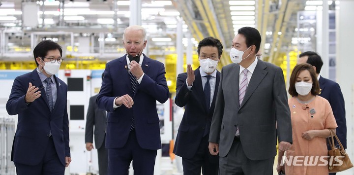 [평택=뉴시스] 전신 기자 = 윤석열 대통령과 조 바이든 미국 대통령이 지난 20일 경기 평택 삼성전자 반도체 공장을 시찰하고 있다. 2022.05.20. photo1006@newsis.com