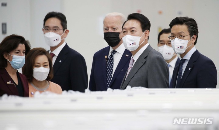 [평택=뉴시스] 전신 기자 = 윤석열 대통령과 조 바이든 미국 대통령이 20일 경기 평택 삼성전자 반도체 공장에서 이재용 부회장의 안내를 받으며 시찰하고 있다. 2022.05.20. photo1006@newsis.com