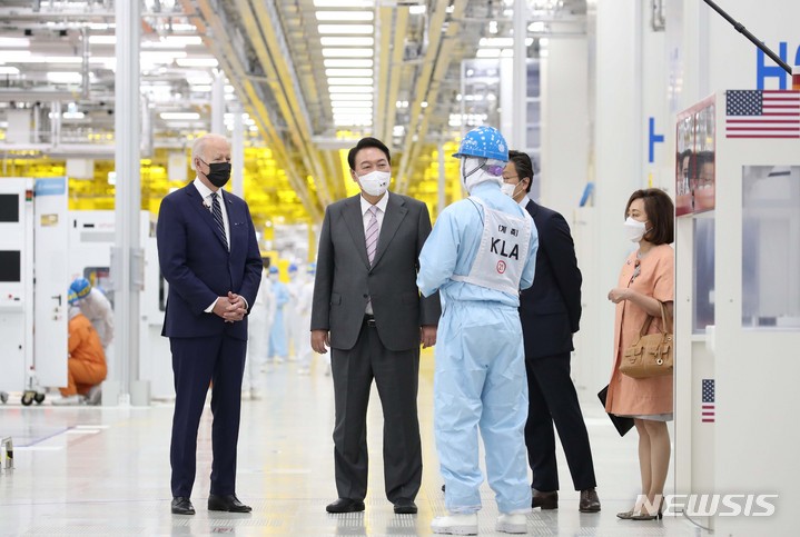[평택=뉴시스] 전신 기자 = 윤석열 대통령과 조 바이든 미국 대통령이 20일 경기 평택 삼성전자 반도체 공장을 시찰하고 있다. 2022.05.20. photo1006@newsis.com