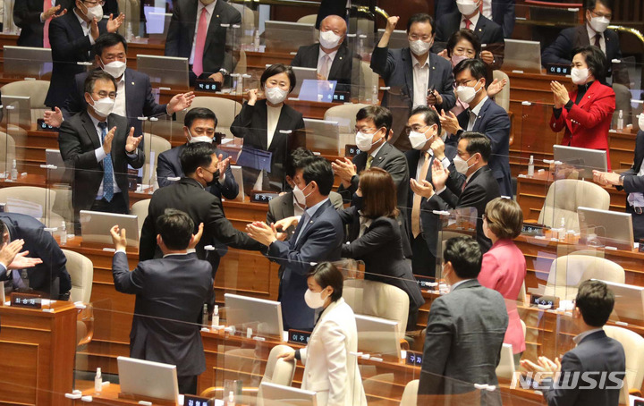 [서울=뉴시스] 전진환 기자 = 김기현 국민의힘 의원이 20일 오후 제397회국회(임시회) 제3차 본회의가 열린 서울 여의도 국회 본회의장에서 자신의 징계안에 대한 변명 발언 후 동료의원들의 격려를 받고 있다. 2022.05.20. amin2@newsis.com