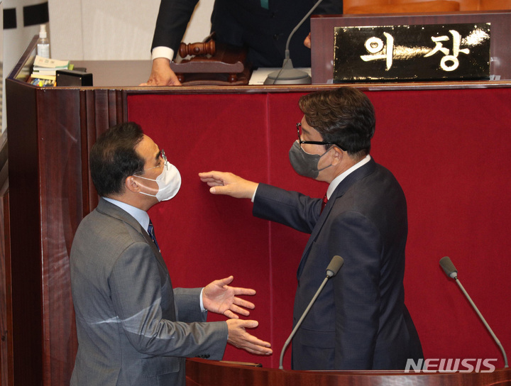 [서울=뉴시스] 전진환 기자 = 권성동(오른쪽) 국민의힘 원내대표와 박홍근 더불어민주당 원내대표가 20일 오후 국회 본회의장에서 본회의에 앞서 의장석 앞에서 이야기를 나누고 있다. (공동취재사진) 2022.05.20. photo@newsis.com