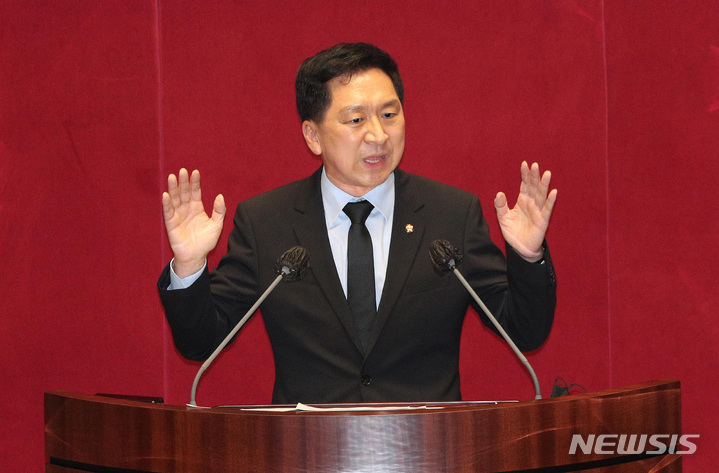 [서울=뉴시스] 전진환 기자 = 김기현 국민의힘 의원이 20일 오후 서울 여의도 국회 본회의장에서 자신에 대한 징계안 상정 관련 변명을 하고 있다. (공동취재사진) 2022.05.20. photo@newsis.com