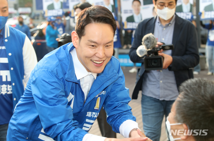 [제주=뉴시스] 우장호 기자 = 김한규 더불어민주당 제주시을 국회의원 후보가 20일 오후 제주시청 인근 거리에서 열린 공식 선거운동 출정식에서 지지자들과 인사하고 있다. 2022.05.20. woo1223@newsis.com