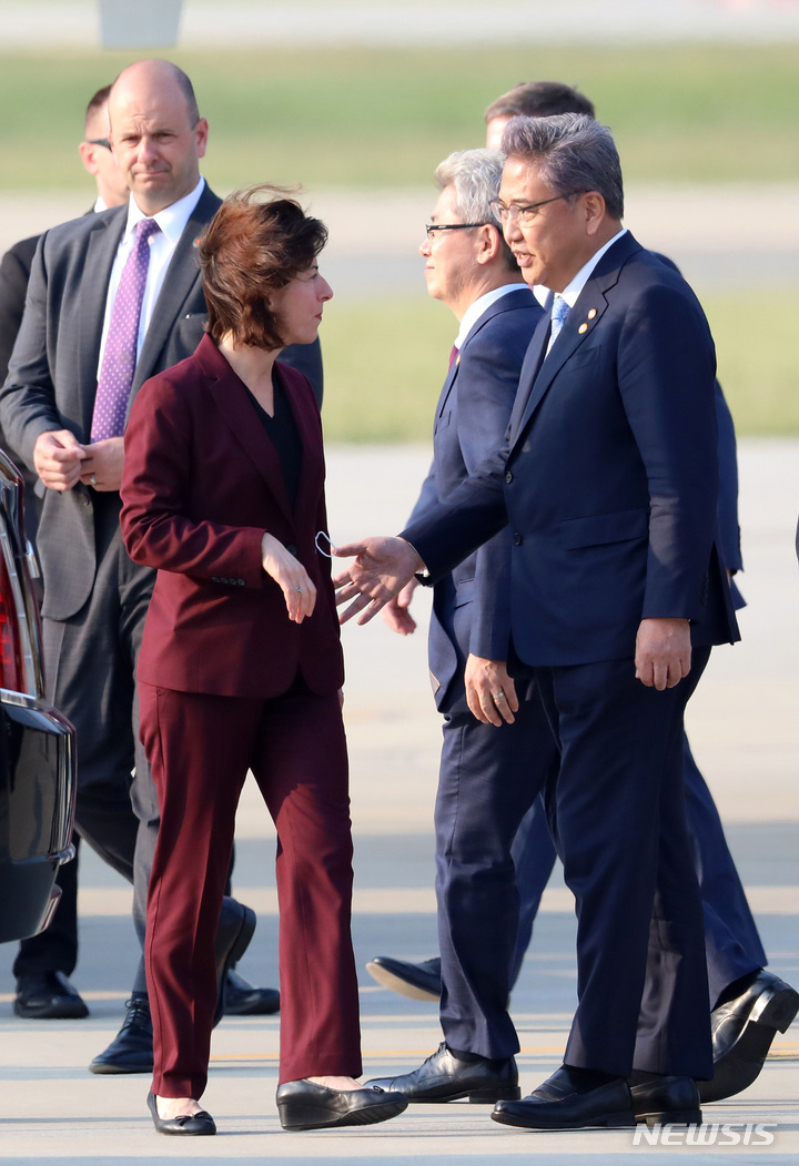 [평택=뉴시스] 사진공동취재단 = 박진 외교부 장관이 20일 경기 평택시 주한 미 공군 오산기지에서 조 바이든 미국 대통령과 함께 방한한 지나 러몬도 미 상무장관과 대화를 하고 있다. 2022.05.20. photo@newsis.com