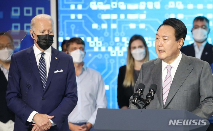 [평택=뉴시스] 전신 기자 = 윤석열 대통령이 20일 경기 평택 삼성전자 반도체 공장 시찰을 마친 후 연설하고 있다. 왼쪽은 조 바이든 미국 대통령. 2022.05.20. photo1006@newsis.com