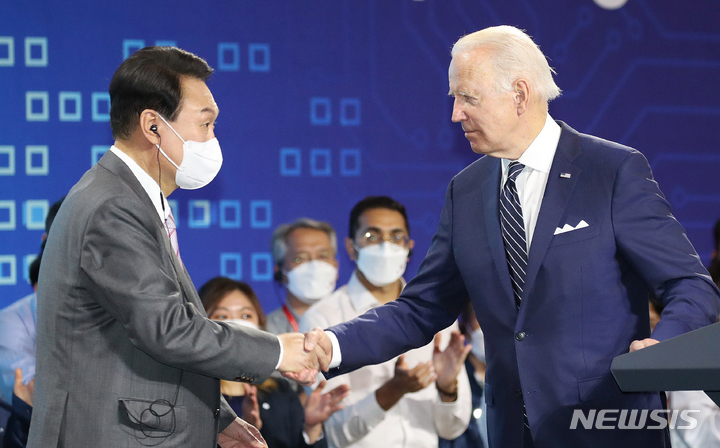 [평택=뉴시스] 전신 기자 = 윤석열 대통령과 조 바이든 미국 대통령이 20일 경기 평택 삼성전자 반도체 공장 시찰 후 연설을 마친 뒤 악수하고 있다. 2022.05.20. photo1006@newsis.com