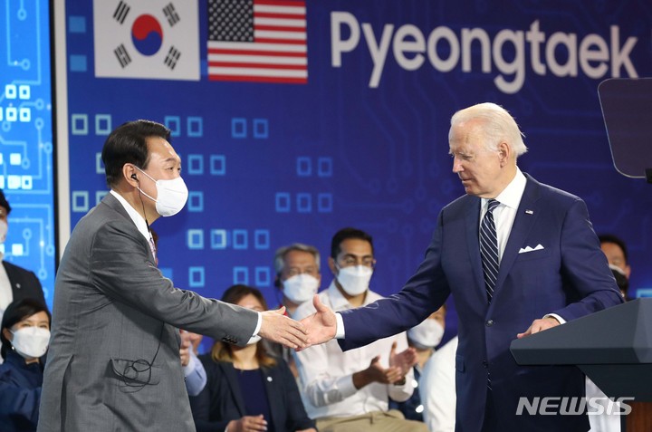 [평택=뉴시스] 전신 기자 = 윤석열 대통령과 조 바이든 미국 대통령이 20일 경기 평택 삼성전자 반도체 공장 시찰 후 연설을 마친 뒤 악수하고 있다. 2022.05.20. photo1006@newsis.com