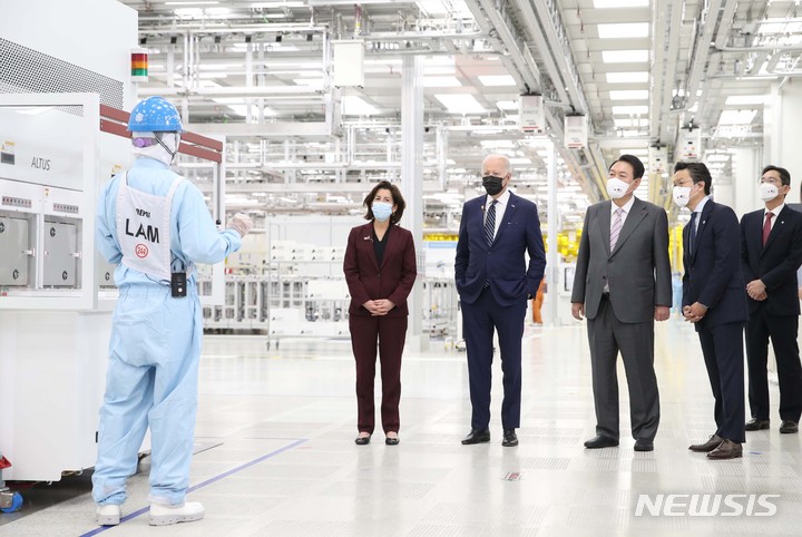 [평택=뉴시스] 전신 기자 = 윤석열 대통령과 조 바이든 미국 대통령이 20일 경기 평택 삼성전자 반도체 공장에서 이재용 부회장의 안내를 받으며 시찰하고 있다. 2022.05.20. photo1006@newsis.com