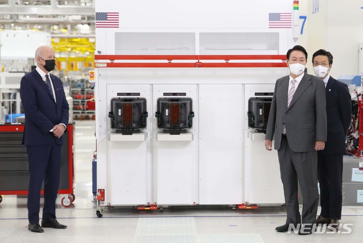 [평택=뉴시스] 전신 기자 = 윤석열 대통령과 조 바이든 미국 대통령이 20일 경기 평택 삼성전자 반도체 공장을 시찰하고 있다. 2022.05.20. photo1006@newsis.com