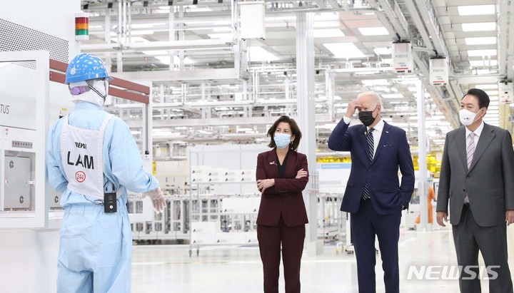 [평택=뉴시스] 전신 기자 = 윤석열 대통령과 조 바이든 미국 대통령이 20일 경기 평택 삼성전자 반도체 공장을 시찰하고 있다. 2022.05.20. photo1006@newsis.com