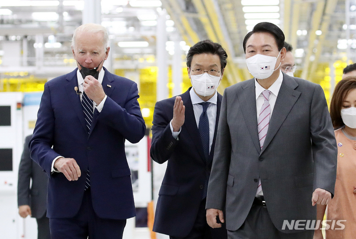 [평택=뉴시스] 전신 기자 = 윤석열 대통령과 조 바이든 미국 대통령이 20일 경기 평택 삼성전자 반도체 공장에서 시찰하고 있다. 2022.05.20. photo1006@newsis.com