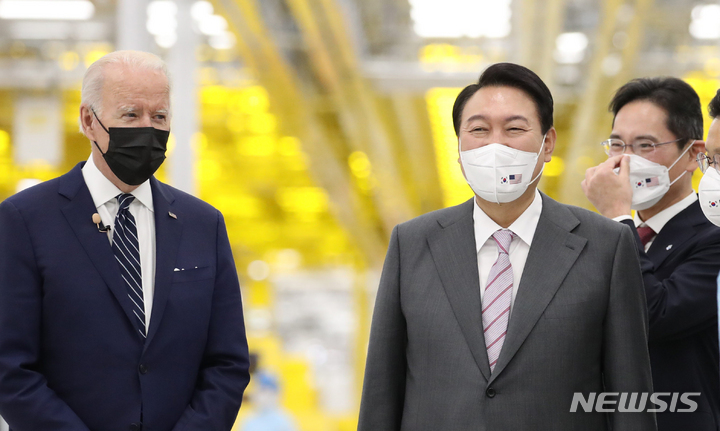 [평택=뉴시스] 전신 기자 = 윤석열 대통령과 조 바이든 미국 대통령이 20일 경기 평택 삼성전자 반도체 공장에서 이재용 부회장의 안내를 받으며 시찰하고 있다. 2022.05.20. photo1006@newsis.com