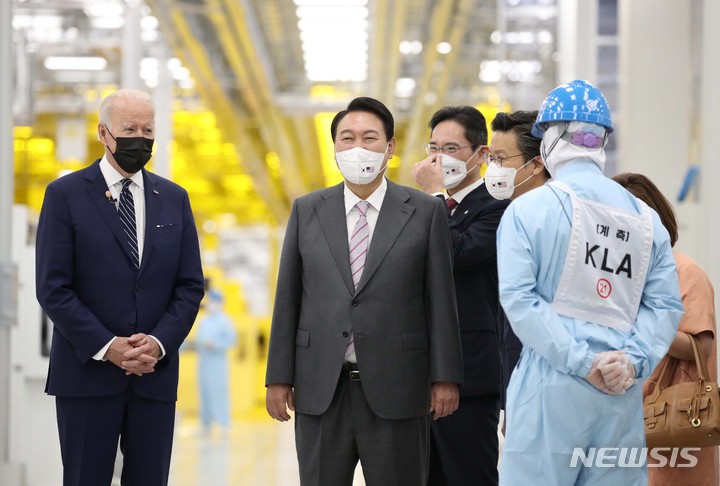 [평택=뉴시스] 전신 기자 = 윤석열 대통령과 조 바이든 미국 대통령이 20일 경기 평택 삼성전자 반도체 공장에서 시찰하고 있다. 2022.05.20. photo1006@newsis.com