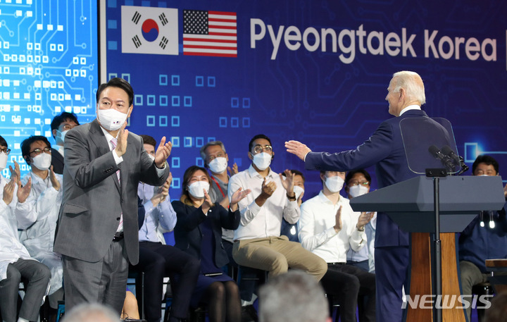 [평택=뉴시스] 전신 기자 = 윤석열 대통령과 조 바이든 미국 대통령이 20일 경기 평택 삼성전자 반도체 공장을 방문해 연설을 마친 후 참석자들을 향해 인사하고 있다. 2022.05.20. photo1006@newsis.com