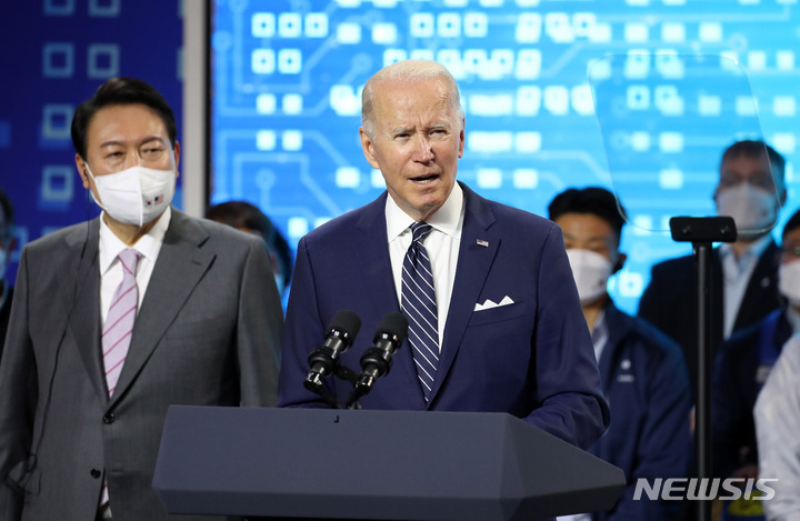 [평택=뉴시스] 전신 기자 = 조 바이든 미국 대통령이 20일 경기 평택 삼성전자 반도체 공장 시찰을 마친 후 연설하고 있다. 2022.05.20. photo1006@newsis.com