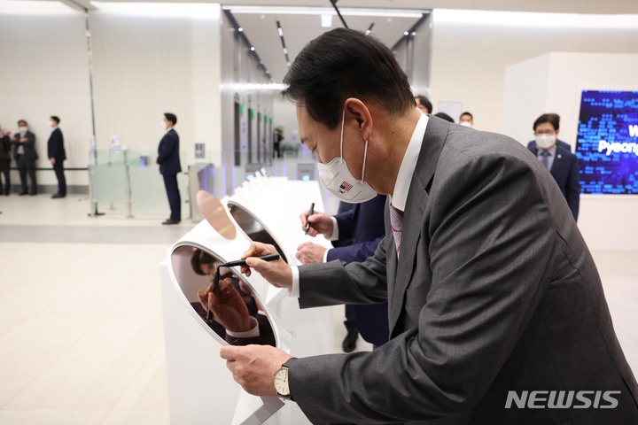 [평택=뉴시스] 전신 기자 = 윤석열 대통령이 6월 20일 경기 평택 삼성전자 반도체 공장을 방문해 차세대 GAA(Gate-All-Around) 기반 세계 최초 3나노 반도체 시제품에 사인하고 있다. 2022.05.20. photo1006@newsis.com <사진은 기사와 직접적 연관 없음.>
