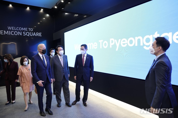 [평택=뉴시스] 전신 기자 = 윤석열 대통령과 조 바이든 미국 대통령이 20일 경기 평택 삼성전자 반도체 공장에서 이재용 부회장의 안내를 받으며 시찰하고 있다. 2022.05.20. photo1006@newsis.com
