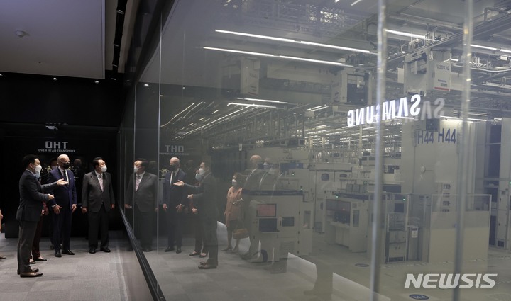 [평택=뉴시스] 전신 기자 = 윤석열 대통령과 조 바이든 미국 대통령이 20일 경기 평택 삼성전자 반도체 공장을 시찰하고 있다. 2022.05.20. photo1006@newsis.com