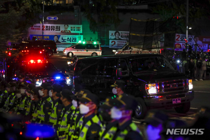 [서울=뉴시스] 정병혁 기자 = 방한 후 첫 날 일정을 마친 조 바이든 미국 대통령의 경호 행렬이 20일 서울 용산구 그랜드 하얏트호텔로 들어가고 있다. 2022.05.20. jhope@newsis.com